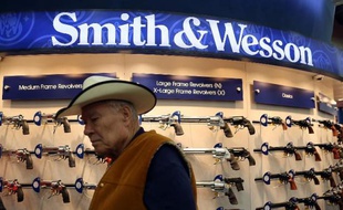 Au salon annuel de la NRA, le stand Smith and Wesson, à Houston, au Texas, le 3 mai 2013