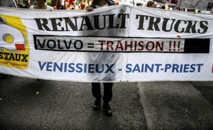 Des employés de Renault Trucks brandissent une bannière où on peut lire "Volvo = Trahison !!!" lors d'une manifestation le 16 juin 2015 à Lyon, pour protester contre les suppressions de postes.
