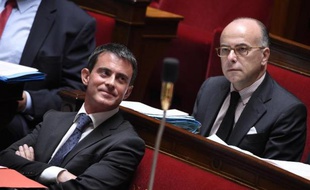 Le ministre de l'Intérieur Bernard Cazeneuve (d) et le Premier ministre Manuel Valls (g) lors des questions au gouvernement à l'Assemblée Nationale le 10 septembre 2014