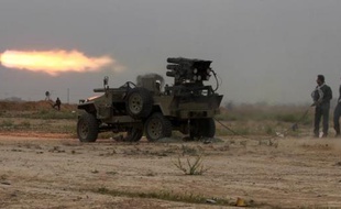 Des combattants irakiens attaquent des bases de l'EI à Tikrit, le 12 mars 2015