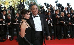 Tandis que son époux Thierry Ardisson est à Cannes pour la première fois en tant que producteur de cinéma, son épouse Béatrice veut "poétiser la Croisette". Mme Ardisson rêve de mettre en place une flotte de pousse-pousses pour éviter aux festivaliers d'arpenter plusieurs fois par jour les trois kilomètres de promenade.