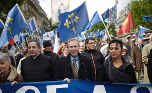Alain Escada (c), président de Civitas, et Farida Belghoul (d) manifestent le 11 mai 2014 à Paris "en l'honneur de Jeanne d'Arc" à l'appel des intégristes catholiques de l'Institut Civitas