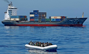 Des migrants sur une embarcation au large de la Libye, le 22 avril 2015.