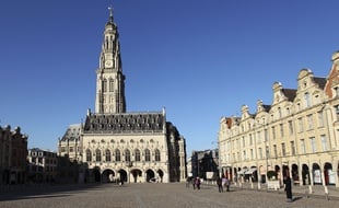 Le beffroi de Arras et la place des héros