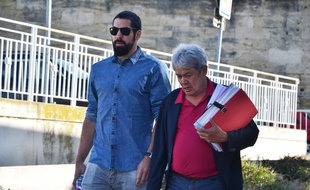 Nikola Karabatic, avec son avocat, ce mardi matin.