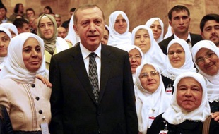 Le Premier ministre islamo-conservateur turc Recep Tayyip Erdogan a affirmé mardi maintenir une visite prévue pour la fin du mois de mai à Gaza, en dépit d'une déclaration du secrétaire d'Etat américain John Kerry demandant le report de ce déplacement.