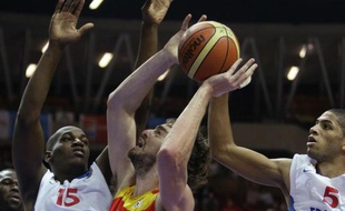 Pau Gasol à la lutte avec Ali Traoré et Nicolas Batum, le 17 septembre 2009 à Katowice.