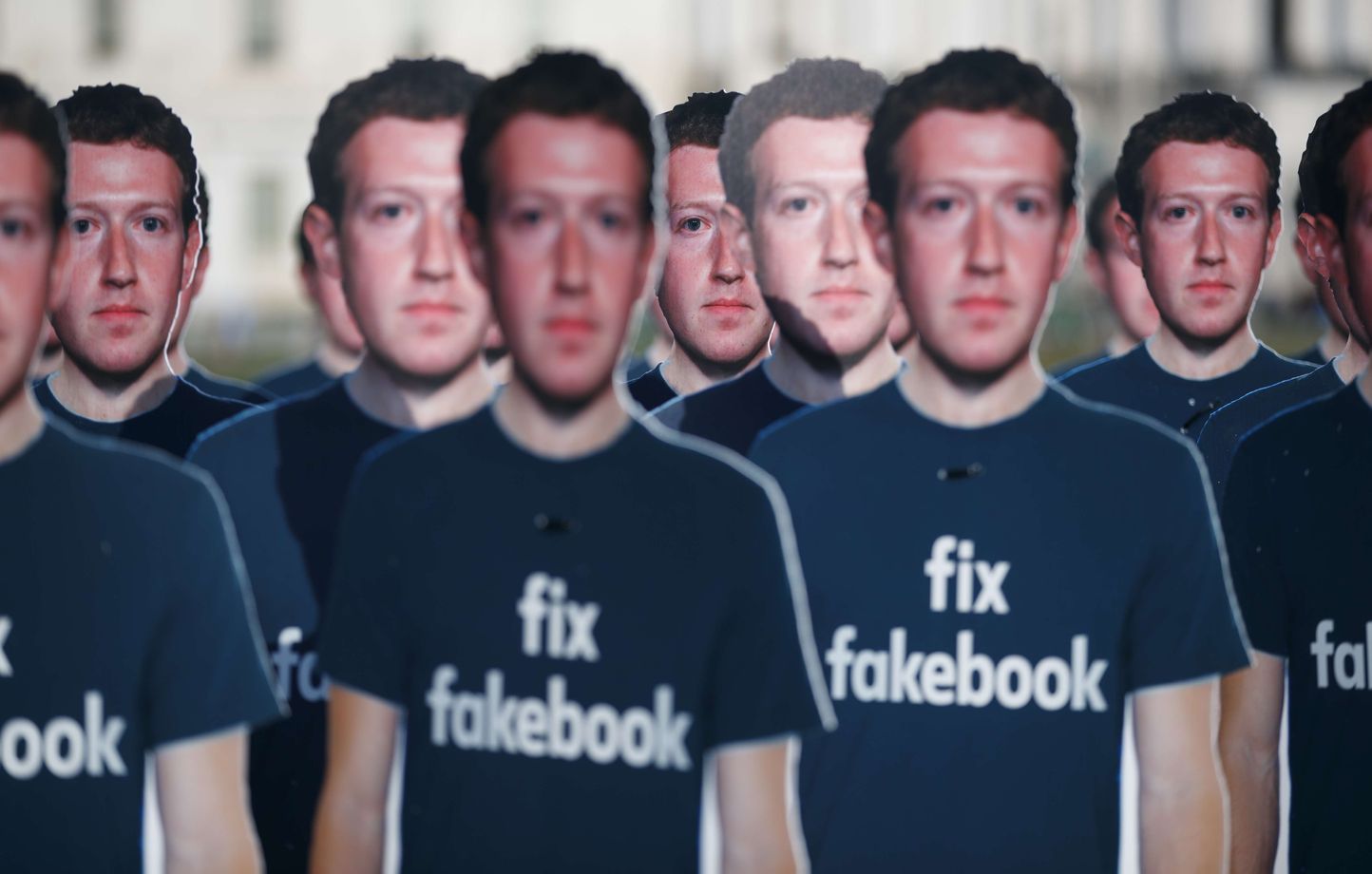 Des silhouettes à l'effigie de Mark Zuckerberg à Washington.