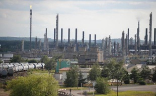 Total a annoncé mercredi la suppression d'ici à 2016 de 210 des 554 emplois de son site pétrochimique lorrain de Carling (Moselle), sa plus grosse restructuration en France depuis la fermeture de la raffinerie de Dunkerque en 2010.
