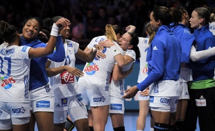 La joie des Françaises à la fin du succès (38-28) face à la Serbie.
