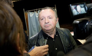 Jean-Noël Guérini vote lors du premier tour des primaires socialistes à Marseille, le 9 octobre 2011.