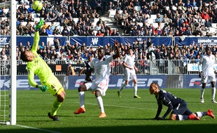 Walter Benitez sauve l'OGC Nice d'une magnifique parade réflexe.
