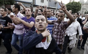 Vingt personnes ont été tuées mercredi au Caire lors d'affrontements entre des manifestants hostiles au pouvoir militaire et des assaillants, faisant brusquement monter la tension politique et amenant plusieurs candidats à la présidentielle à suspendre leur campagne.