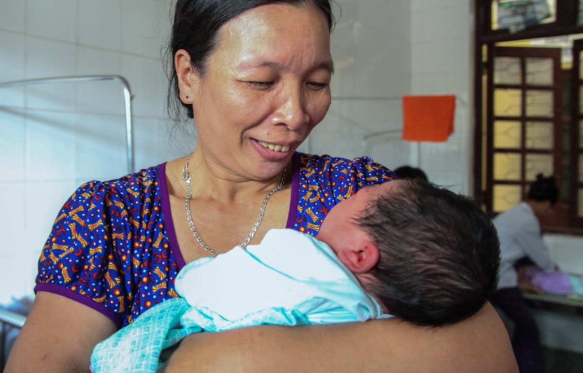 Donne Naissance à Des Fils Mots Croisés Vietnam: Une femme donne naissance à un nouveau-né de plus de 7kg