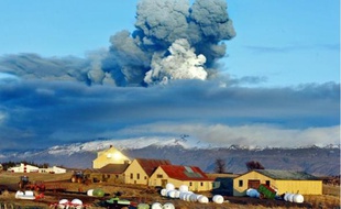 Il y a un an, l'éruption de l'EyjafJöll, en Islande, avait paralysé le trafic aérien.
