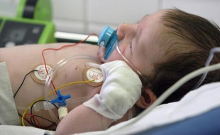 Un enfant souffrant de bronchiolite est sous perfusion, le 29 novembre 2003 au service des urgences de l'hôpital Trousseau à Paris