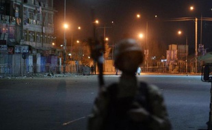 Un soldat des forces spéciales afghanes monte la garde du périmètre de sécurité après une attaque à l'hôtel Serena, à Kaboul le 20 mars 2014
