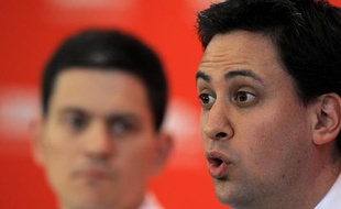 Ed Miliband, nouveau leader du parti travailliste britannique, devant son frère David, le 25 juillet 2010, à Leeds.