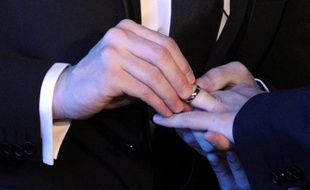 La cour d'appel de Chambéry a autorisé mardi un couple homosexuel franco-marocain à se marier, contre l'avis du parquet, tranchant une question qui concerne potentiellement de nombreux couples binationaux.