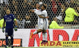 Sergi Darder a fêté son but dimanche en se jetant dans les bras de Nabil Fekir, sous le regard médusé de Stéphane Ruffier.