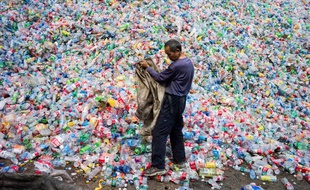 Un ouvrier chinois dans une usine de recyclage des plastiques dans le village de Dong Xiao Kou le 17 septembre 2015.