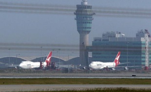 L'instance d'arbitrage convoquée par le gouvernement australien pour trouver une solution à la grève clouant au sol les avions de la compagnie aérienne Qantas a ordonné dans la nuit de dimanche à lundi la fin du conflit.