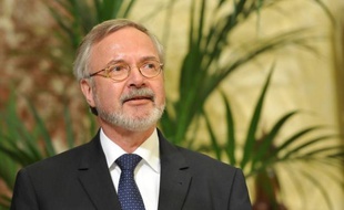 La Commission européenne travaille sur les moyens d'augmenter la capacité de prêts de la Banque européenne d'investissement (BEI) en lui allouant une partie du budget européen, ce qui serait une première, a indiqué vendredi une source au fait des discussions.