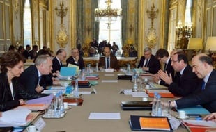 En plein débat sur les prévisions de croissance et l'austérité, des thèmes qui provoquent des remous au sein de l'exécutif et du camp socialiste, tous les membres du gouvernement sont invités mercredi pour un "déjeuner économique" à Matignon autour de Jean-Marc Ayrault.