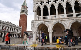 Venise se prépare à une "aqua alta" ce samedi 3 octobre avec la mise en place de passerelles juste devant le palais des Doges.
