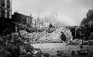 Photographie datée du 18 mars 1871 d'une barricade, rue d'Allemagne et rue Sébastopol, pendant la Commune de Paris.