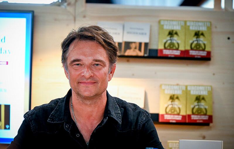 Jean-Luc Reichmann amène son chaton Ziggy en plateau… David Hallyday ouvert  à la réconciliation avec ses demi-sœurs