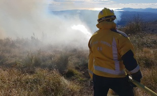 Un pompier intervient sur un feu de broussailles à Tourrettes-sur-Loup, en janvier 2019