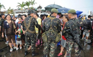 Les autorités philippines ont instauré un couvre-feu dans une des villes les plus meurtries par le typhon Haiyan, pour tenter d'empêcher les pillages et l'armée a abattu mardi deux rebelles communistes présumés qui tentaient de s'emparer d'un convoi d'aide.
