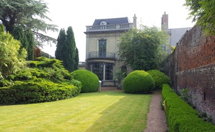 Une partie du jardin et du bâtiment de la Maison Leroux, à Orchies, dans le Nord.
