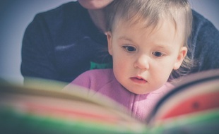 Illustration d'un parent qui lit une histoire avec un enfant.