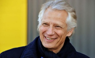 Dominique de Villepin, candidat à la présidentielle, a estimé mercredi lors d'un déplacement en Dordogne que "l'histoire de cette élection est la baisse programmée, annoncée et vérifiée des grands partis politiques".