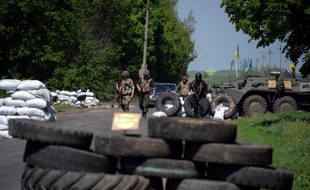 Des soldats ukrainiens prennent position à un checkpoint près de Slaviansk, le 4 mai 2014