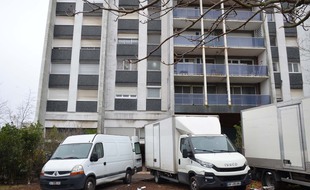 Des camions de déménagement devant la façade ouest de la tour Obélisque à Epinay sur Seine, le 7 décembre 2021.