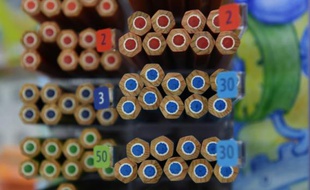 Des crayons tout neufs de la marque Staedtler sont exposés dans le hall de la compagnie allemande, à Nuremberg dans le sud de l'Allemagne, le 18 février 2016