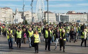 Des "gilets jaunes" manifestent à Marseille