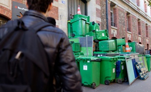 Le lycée Arago à Paris, bloqué par des manifestants contre la mort de Rémi Fraisse, le 6 novembre 2014.