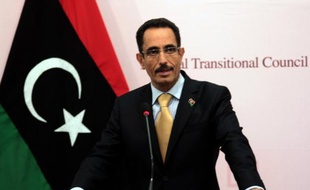 Le vice-président du Conseil national de transition (CNT), Abdelhafidh Ghoga, a annoncé dimanche sur la chaîne qatarie Al-Jazira qu'il démissionnait "dans l'intérêt de la nation", après des appels à son départ.