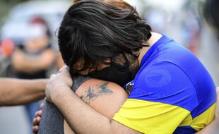 Un supporter de Boca Juniors en larmes après l'annonce de la mort de Diego Maradona.