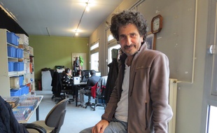 Richard Sovied, le fondateur de Télébocal dans les locaux de la petite chaine associative dans le 20e arrondissement.