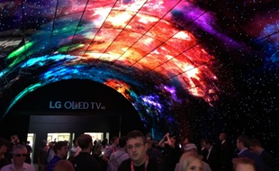 L'entrée du stand LG à l'IFA 2016: 216 téléviseurs OLED forment une arche.