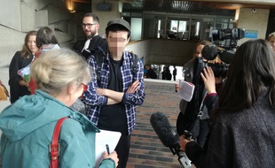 Un des prévenus à la sortie de l'audience reportée du 19 mars 2019, au tribunal de Lille.