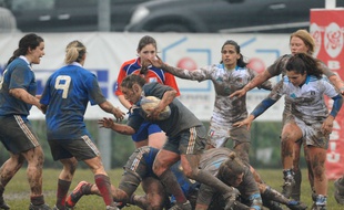 La talonneuse Gaëlle Mignot (ballon en main) avec l'équipe de France lors d'un match du Tournoi des VI Nations en Italie, le 2 février 2013 à Rovato.