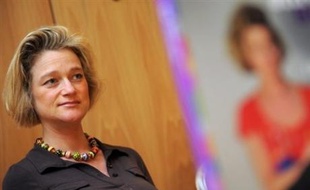 Delphine Boël, fille naturelle présumée du roi des Belges Albert II, règle ses comptes avec un père qu'elle juge "irresponsable" dans une autobiographie intitulée de manière éloquente "Couper le cordon".