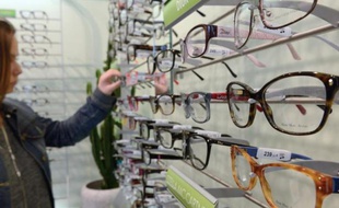 Le remboursement des lunettes ne pourra bientôt pas dépasser 470 euros pour des verres simples, un encadrement voulu par le gouvernement pour freiner la "spirale inflationniste" sur la santé et applicable au plus tard fin 2017