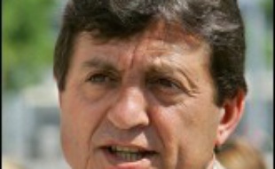 Le maire PCF de La Courneuve (Seine-Saint-Denis), Gilles Poux, critique jeudi l'"indigence des engagements" de l'Etat, un an après le meurtre de Sidi-Ahmed, qui a marqué au fer rouge sa ville, et dressera lundi le bilan des actions menées par l'Etat, la ville et les habitants.